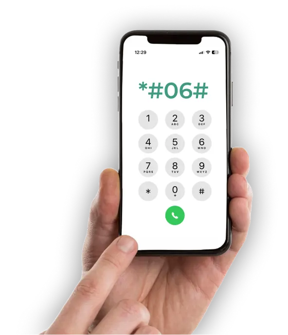 imagen de una mano marcando *#06# en un teléfono celular